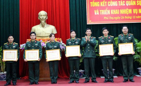Đại tá Nguyễn Chí Thưởng, Phó Cục trưởng Cục Hậu cần Quân khu trao tặng danh hiệu Đơn vị Tiên tiến cho các tập thể.