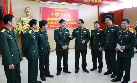 Đại tá Nguyễn Quốc Việt, Chủ nhiệm Hậu cần Quân khu trao đổi với các đại biểu về công tác bảo đảm hậu cần.