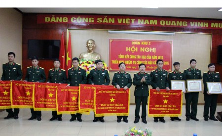 Đại tá Hà Trọng Minh, Chính ủy Cục Hậu cần Quân khu tặng giải Ba và Bằng khen cho các tập thể đạt thành tích trong Hội thi “Nhà ăn, nhà bếp chính quy, an toàn, chất lượng” năm 2016.