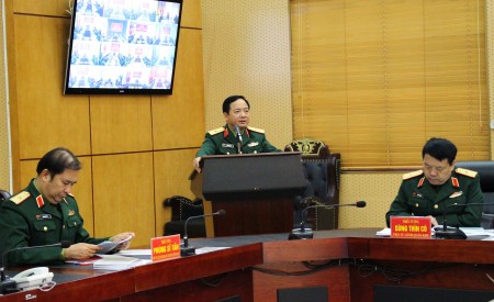 Thiếu tướng Trịnh Văn Quyết, Bí thư Đảng ủy, Chính ủy Quân khu phát biểu khai mạc và quán triệt Nghị quyết TW4 tại điểm cầu Quân khu.