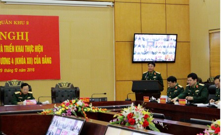 Thiếu tướng Phạm Đức Duyên, Ủy viên Thường vụ Đảng ủy, Phó Chính ủy Quân khu quán triệt Nghị quyết số 05 của Trung ương tại điểm cầu Quân khu.