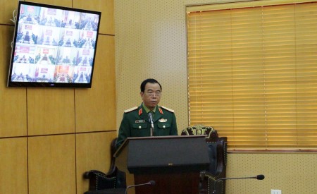 Thiếu tướng Hoàng Hữu Thế, Ủy viên Thường vụ Đảng ủy, Chủ nhiệm Chính trị Quân khu quán triệt Nghị quyết số 06 của Trung ương.