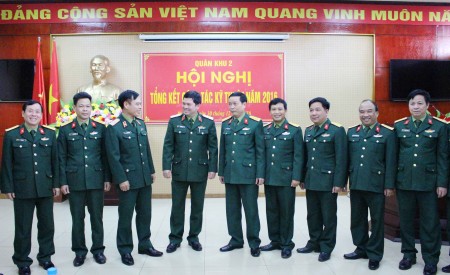 Đồng chí Phó Chủ nhiệm Tổng cục Kỹ thuật và Thiếu tướng Nguyễn Hồng Thái, Phó Tư lệnh Quân khu cùng các đại biểu trao đổi công tác bảo đảm kỹ thuật trong tình hình mới.