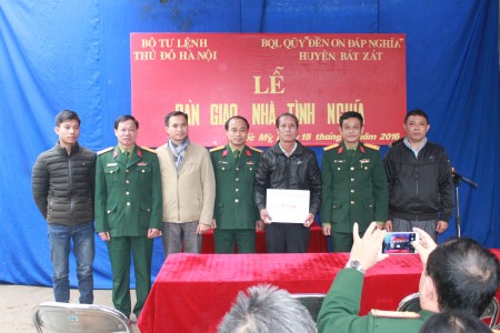 Trao quà tặng gia đình ông Nguyễn Văn Đĩnh thôn Minh Tân, Xã Cốc Mỳ, huyện Bát Xát.