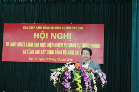 Đồng chí Hoàng Dân Mạc - Bí thư Tỉnh ủy - Chủ tịch HĐND tỉnh - Bí thư ĐUQS tỉnh phát biểu tại hội nghị.
