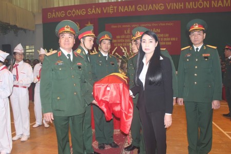 Thiếu tướng Phạm Đức Duyên, Phó Chính ủy QK cùng lãnh đạo tỉnh Vĩnh Phúc tiễn đưa hài côt liệt sỹ về nơi an táng.