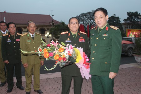 Thiếu tướng Hoàng Ngọc Dũng, Phó Tư lệnh QK tặng hoa chúc mừng đoàn đến thăm QK.