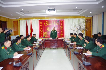 Đồng chí Phó Chủ nhiệm TCCT chúc tết Bộ CHQS tỉnh Hà Giang.