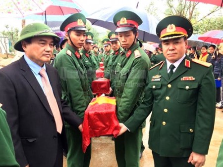 Lãnh  đạo Quân khu 2  và tỉnh Điện Biên di dời  hài cốt các liệt sĩ về nơi an nghỉ cuối cùng.