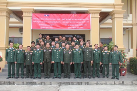 Đoàn thăm Bộ CHQS Luông Pha Băng.