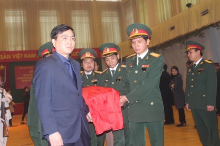 Đại tá Lê Văn Hải, Phó CNCT Quân khu cùng lãnh đạo tỉnh Vĩnh Phúc tiễn đưa hài cốt liệt sỹ.