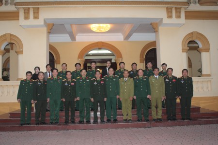 Thủ trưởng Bộ Tư lệnh QK và đoàn tỉnh Hủa Phăn chụp ảnh lưu niệm.