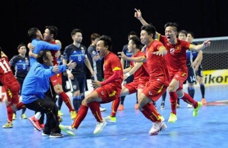  Niềm vui vỡ òa của đội tuyển fusal Việt Nam khi hạ Nhật Bản để giành vé dự World Cup.