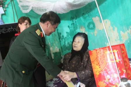 Đồng chí Phó chính ủy QK tặng quà mẹ (liệt sỹ) Nguyễn Thị Khanh.