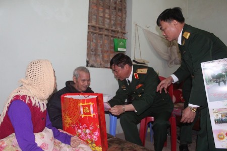 Tặng quà gia đình Thương binh Nguyễn Văn Lâm.