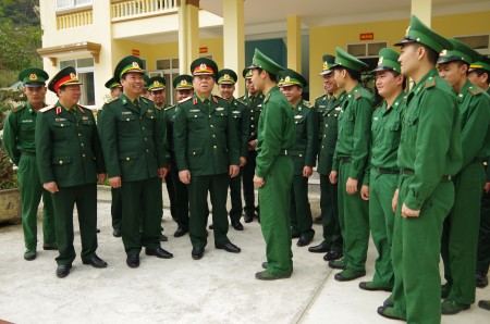 Phó Chủ nhiệm TCCT trao đổi với cán bộ, chiến sĩ Đồn Biên phòng cửa khẩu Thanh Thủy.