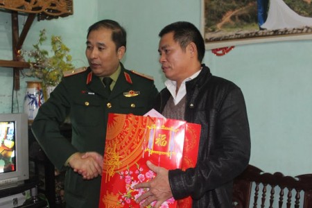 Tư lệnh QK tặng quà thương binh Trần Đình Chiến.