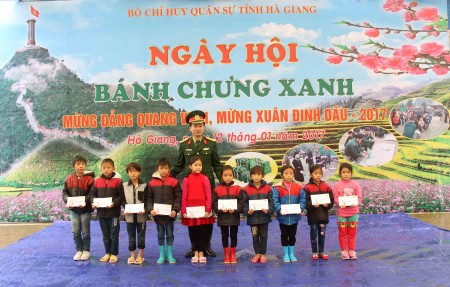 Ban Thanh niên Quân đội tặng quà cho các cháu học sinh nghèo vượt khó.