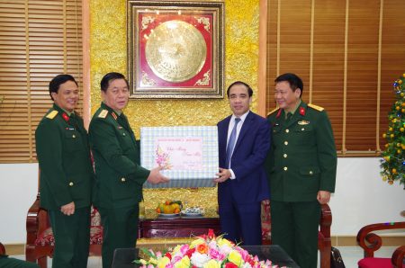 Tặng quà cán bộ, chiến sĩ Bộ CHQS tỉnh Tuyên Quang.