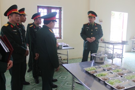 Phó tư lệnh Quân khu kiểm tra bếp ăn tại Trung đoàn 880.