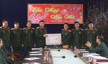 Đoàn công tác chúc Tết Ban CHQS huyện Bát Xát.