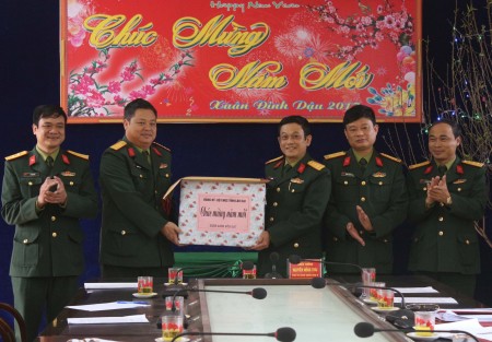Bộ CHQS tỉnh Lào Cai chúc Tết Ban CHQS huyện Bát Xát.