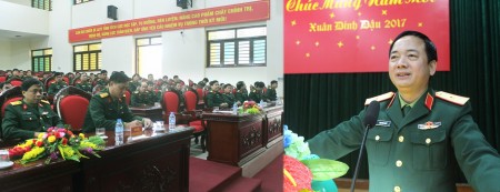 Đồng chí Chính ủy Quân khu chúc Tết cán bộ, chiến sĩ Bộ CHQS tỉnh Yên Bái.