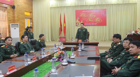Đồng chí Phó Tư lệnh Quân khu kiểm tra và chúc tết tại Bộ CHQS tỉnh.