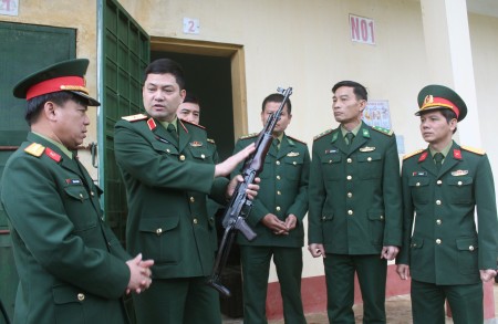 Đồng chí Phó Tư lệnh Quân khu kiểm tra VKTBKT tại Đồn Biên phòng Chiềng On (Yên Châu, Sơn La).
