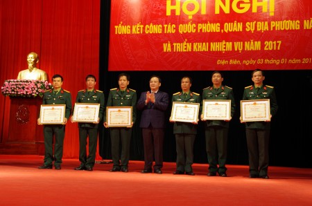 Đồng chí Mùa A Sơn, Chủ tịch UBND tỉnh Điện Biên trao bằng khen cho các tập thể.