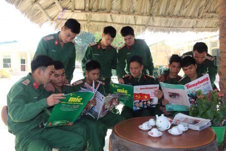 Cán bộ, chiến sỹ Tiểu đoàn 17, Lữ đoàn Công binh 543 đọc báo vui Xuân Đinh Dậu 2017.