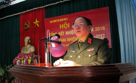 Thiếu tướng Vũ Sơn Hoàng, Phó Chủ nhiệm Chính trị Quân khu trình bày báo cáo tổng kết tại hội nghị
