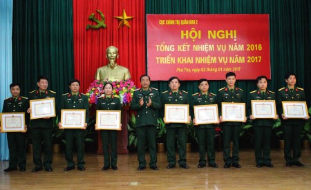 Thừa ủy quyền của Chính ủy Quân khu, Thiếu tướng Hoàng Hữu Thế, Chủ nhiệm Chính trị Quân khu tặng Danh hiệu Quyết thắng các tập thể có thành tích xuất sắc trong PTTĐ Quyết thắng 2016