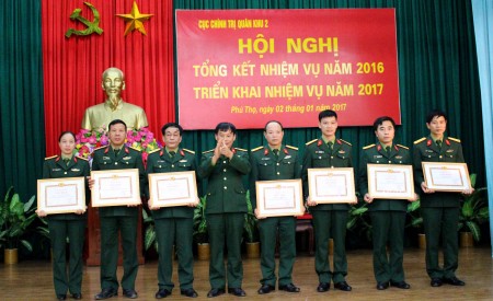 Đại tá Trần Ngọc Tuấn, Phó Chủ nhiệm Chính trị QK trao tặng Giấy khen các Chi bộ đạt TSVM tiêu biểu năm 2016