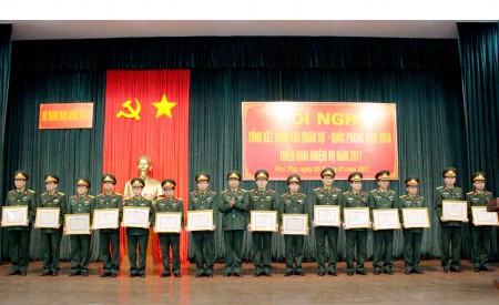 Thừa ủy quyền Thủ trưởng Bộ Tư lệnh Quân khu, Đại tá Trần Minh Phong, Phó Tham mưu trưởng Quân khu trao tặng Danh hiệu “Đơn vị Quyết thắng” cho các tập thể hoàn thành xuất sắc nhiệm vụ năm 2016.