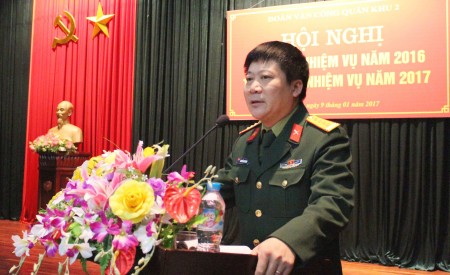 Đại tá Nguyễn Như Bách, Phó Chủ nhiệm Chính trị Quân khu phát biểu chỉ đạo hội nghị.