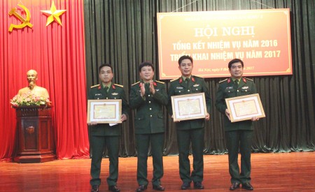Đồng chí Phó Chủ nhiệm Chính trị Quân khu trao tặng danh hiệu Chiến sỹ Thi đua cho các cá nhân hoàn thành tích xuất sắc nhiệm vụ năm 2016.