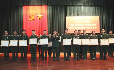 Đồng chí Phó Chủ nhiệm Chính trị Quân khu trao tặng danh hiệu Chiến sỹ Tiên tiến cho các cá nhân có nhiều thành tích trong năm 2016.