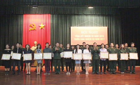  Lãnh đạo, chỉ huy Đoàn Văn công trao tặng Giấy khen của Đoàn cho 25 cá nhân của Đoàn có nhiều thành tích trong PTTĐ năm 2016.