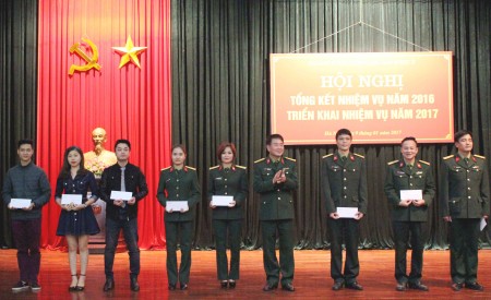 Đại tá, Nghệ sỹ Nhân dân Trần Viết Thân, Trưởng đoàn Văn công Quân khu biểu dương, khen thưởng các cá nhân có thành tích trong thực hiện nhiệm vụ chuyên môn của đoàn năm 2016.