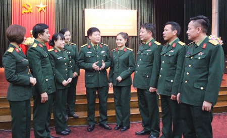 Đại tá Nguyễn Như Bách, Phó Chủ nhiệm Chính trị Quân khu trao đổi với đội ngũ cán bộ, nghệ sỹ, ca sỹ Đoàn Văn công Quân khu về nhiệm vụ năm 2017.