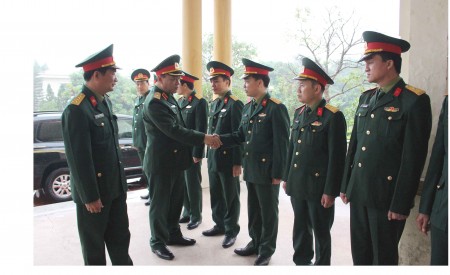 Thiếu tướng Hoàng Ngọc Dũng, Phó Tư lệnh Quân khu đến kiểm tra Lữ đoàn 604.