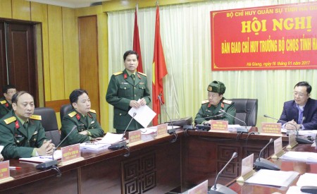 Đại tá Nguyễn Quốc Việt báo cáo kết quả bàn giao sơ bộ và thông qua biên bản bàn giao nhiệm vụ Chỉ huy trưởng Bộ CHQS tỉnh.