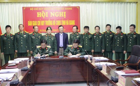 Các đại biểu chứng kiến ký biên bản bàn giao nhiệm vụ giữa Đại tá Nguyễn Quốc Việt và Đại tá Nguyễn Công Dần.
