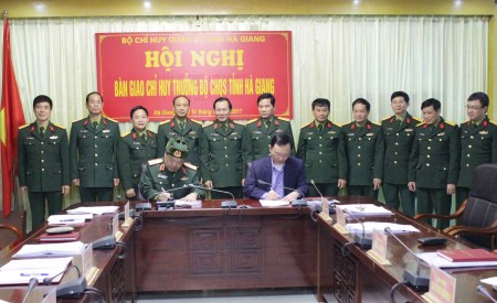 Phó Tư lệnh Quân khu và Phó Bí thư Thường trực Tỉnh ủy Hà Giang  ký ghi nhận công tác bàn giao nhiệm vụ Chỉ huy trưởng Bộ CHQS tỉnh.