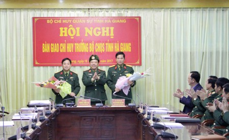 Phó Tư lệnh Quân khu tặng hoa chúc mừng 2 đồng chí được điều động, bổ nhiệm.