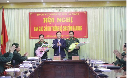 Phó Bí thư Thường trực Tỉnh ủy Hà Giang tặng hoa chúc mừng.