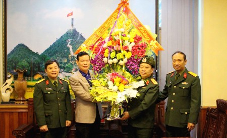 Thiếu tướng Sùng Thìn Cò, Phó Tư lệnh Quân khu chúc tết Tỉnh ủy Hà Giang.