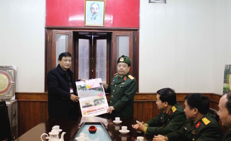 Phó Tư lệnh Quân khu chúc Tết Đài PT-TH Hà Giang.