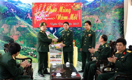 Phó Tư lệnh Quân khu chúc Tết Đồn Biên phòng Thanh Thủy.